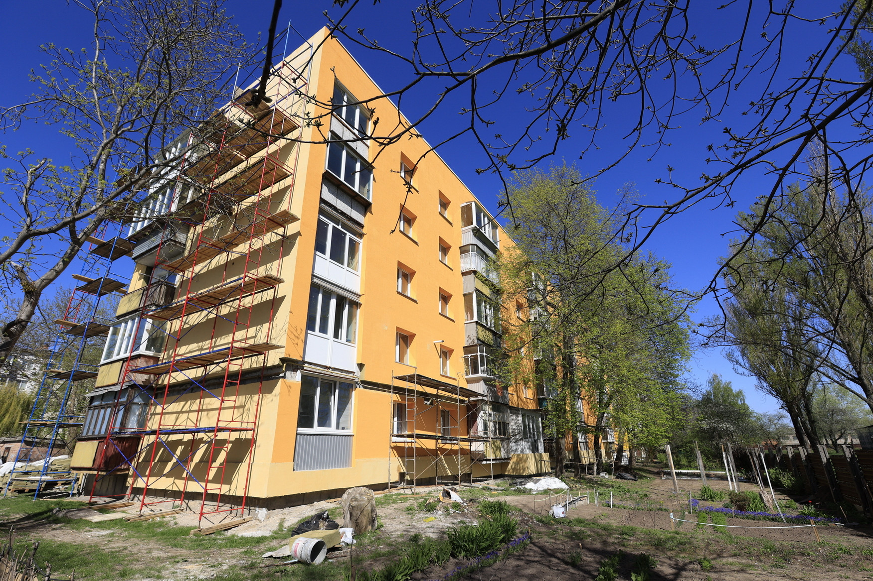 У Василькові триває капітальний ремонт житлового будинку (Фоторепортаж) - зображення